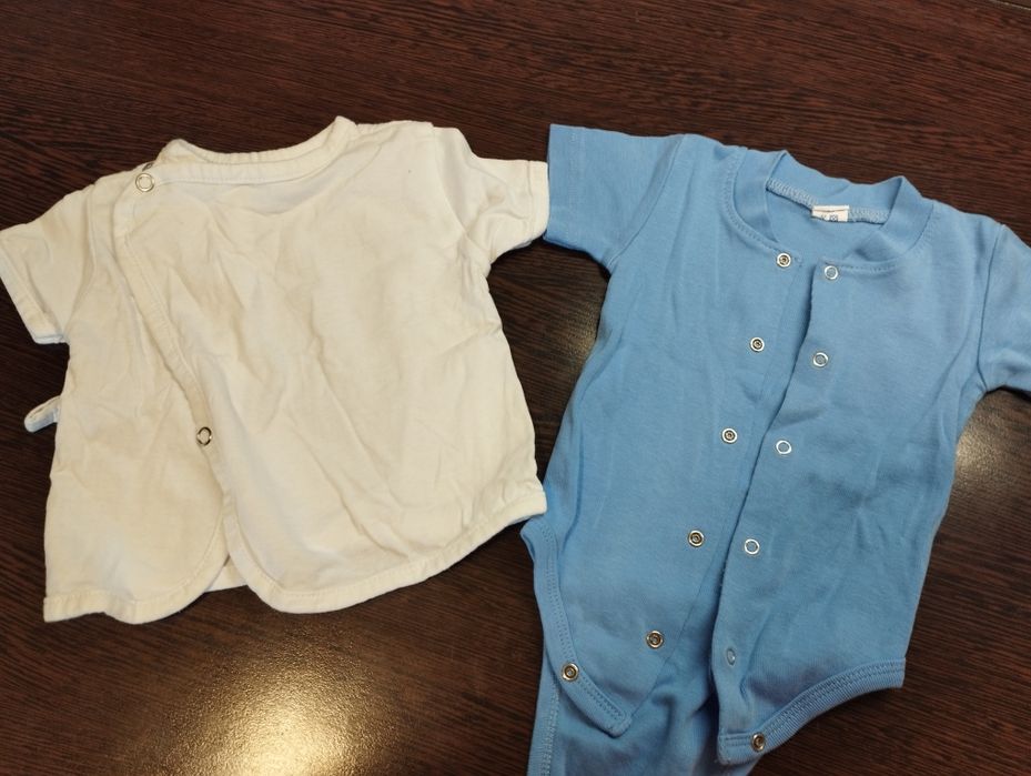 Бебешки дрехи, запазени- не нови и подарък еднократни подплънки.