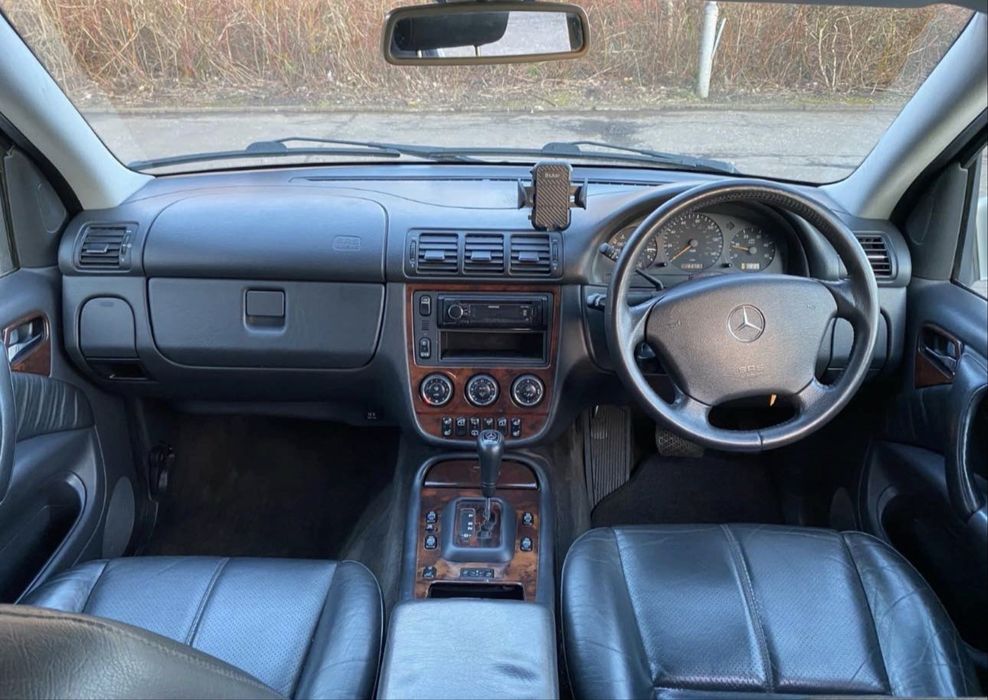 Vand sau schimb  Mercedes ML270 CDI 4Matic 2.7 Diesel 5 in linie  Cutie Automata  An 2003 162K Km reali Carte service doar la Mercedes