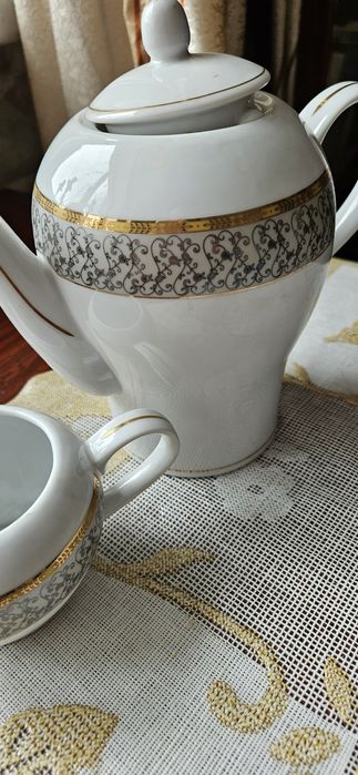 Заварочный чайник и молочник