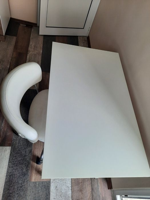 Бюро за маникюр+чисто нов стол