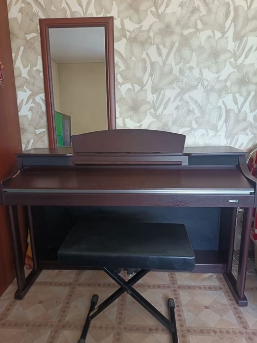 Продам пианино Medeli