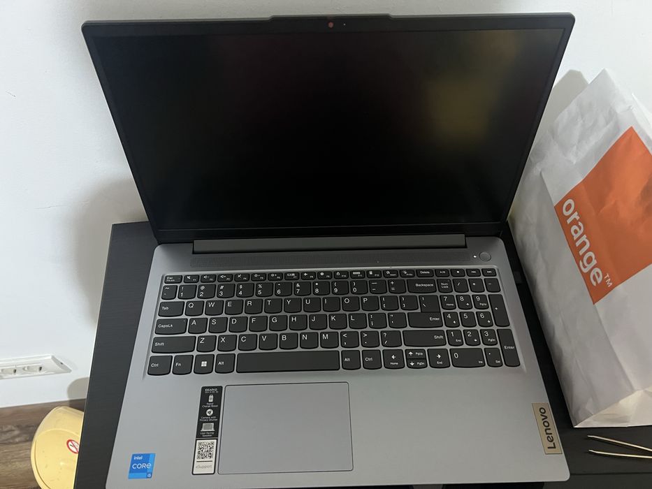 Vând Laptop Lenovo IdeaPad Slim 3 15IAH8 – Ca nou