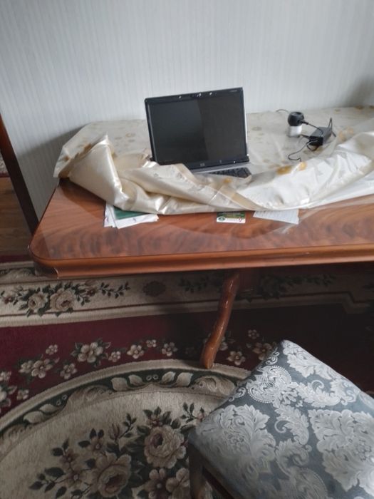 Продам стол и стульями