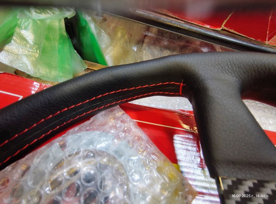 Спортен волан МОМО карбон кожа.