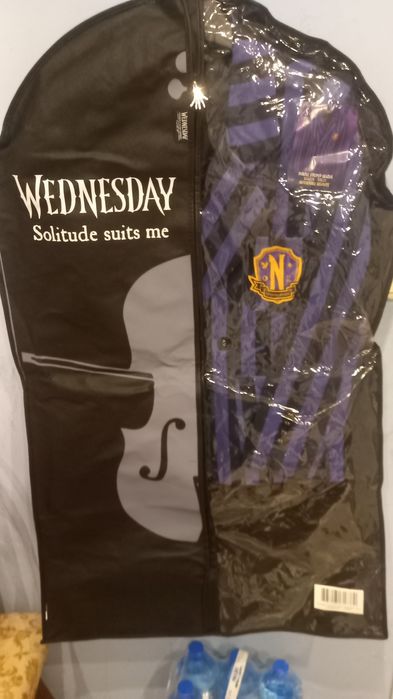 Комплект Wednesday сако, значка,чантичка и бутилка