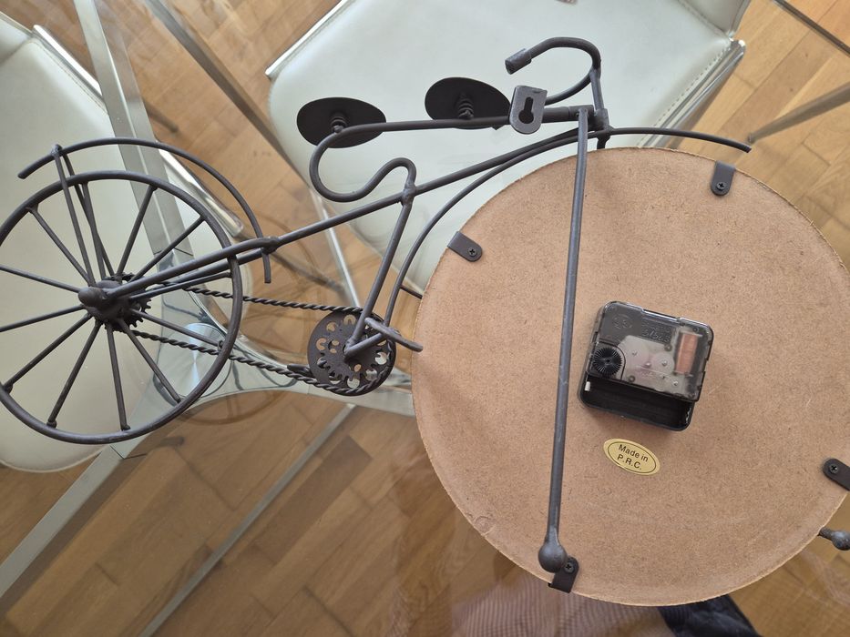 Cadou : ceas intr-o bicicleta retro