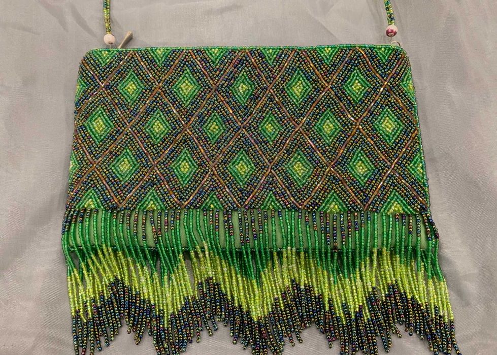 Gentuta cu margele cusute si franjuri de margele