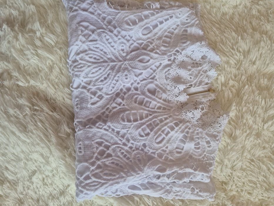 Бяла дантелена блуза