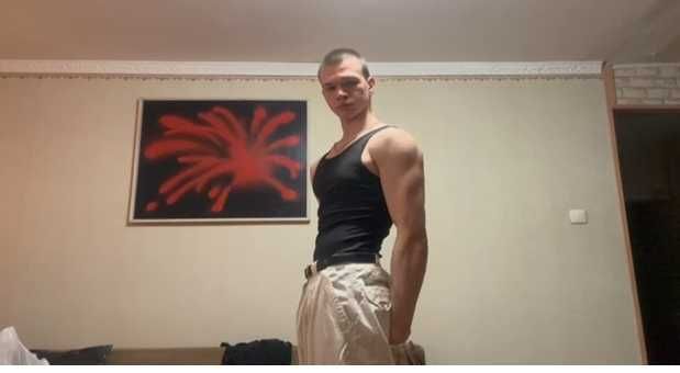 черная майка в полоску