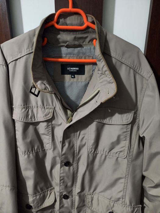 Jacheta de fas barbati pentru anotimp primavara toamna. 
Marime 48 - 52 sau XL -XXL
Stare de prezentare excelenta  ca si noua.