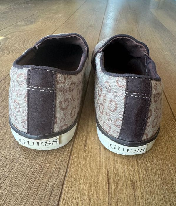 Обувки на ток, Guess