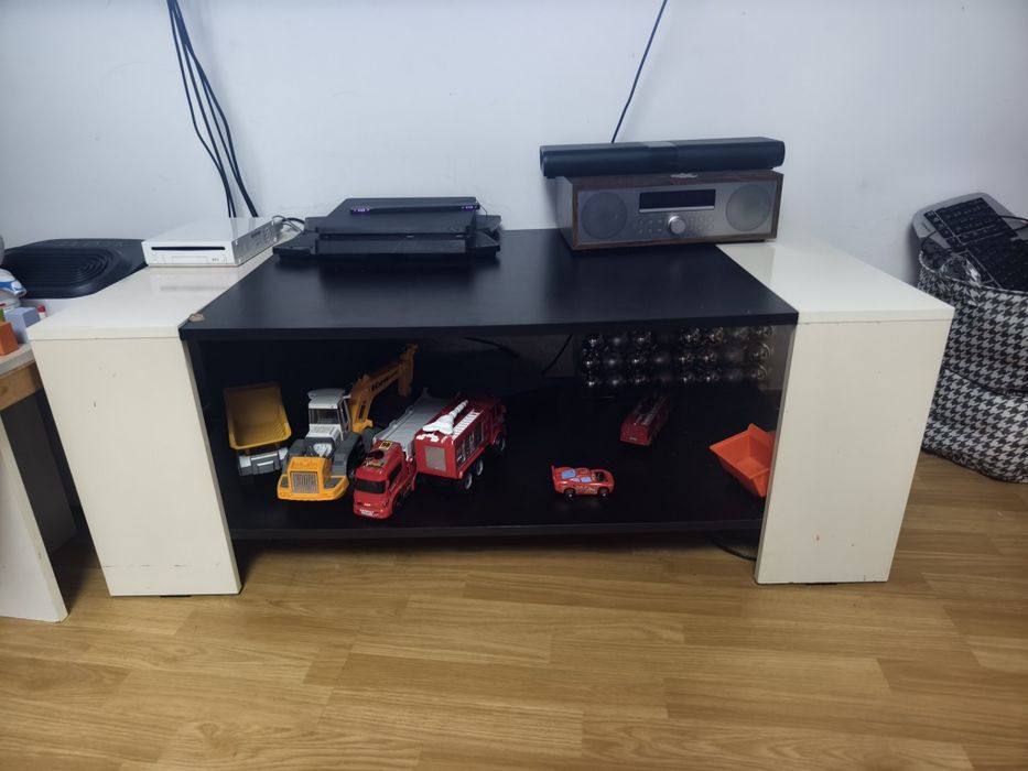 Vând Comoda TV  Folosita