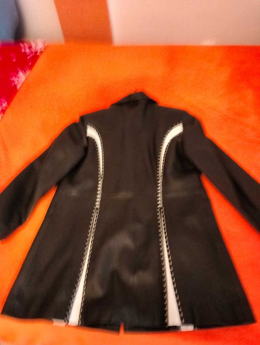 Vând 2 haine de piele