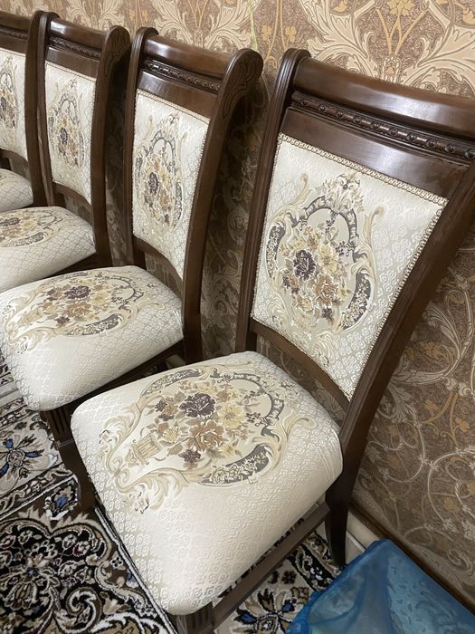 Продоетса стол, стуля 12 персон срочно