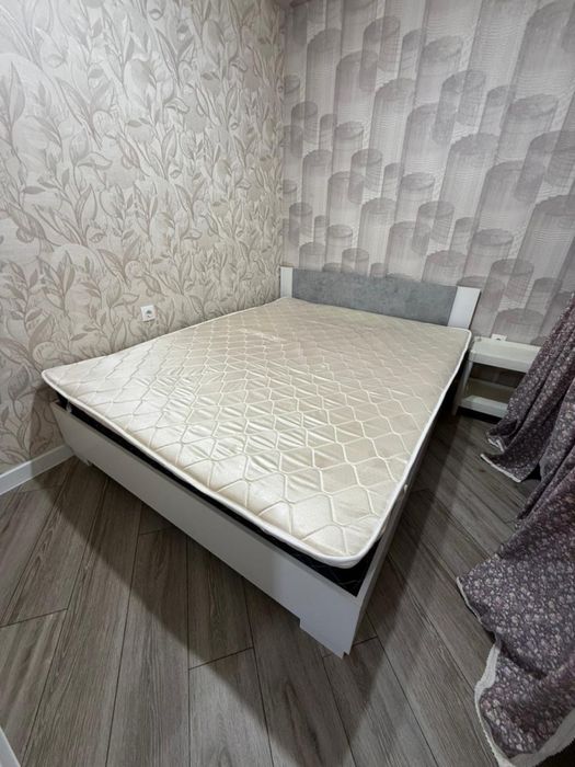 Продам кровать полторушку с матрасом