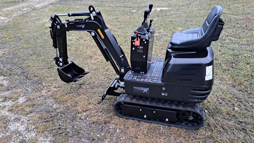 Mini-excavator pe benzină Woodster WMB800 - 8.5 CP | 2330 mm rază maximă de săpare | 690 mm lățime șenile (ecartament) | Tracțiune pe șenile