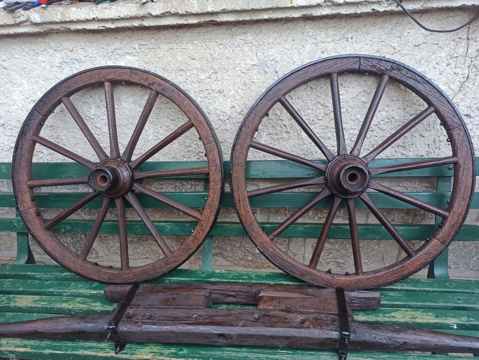 Реновирани стари колела от каруца