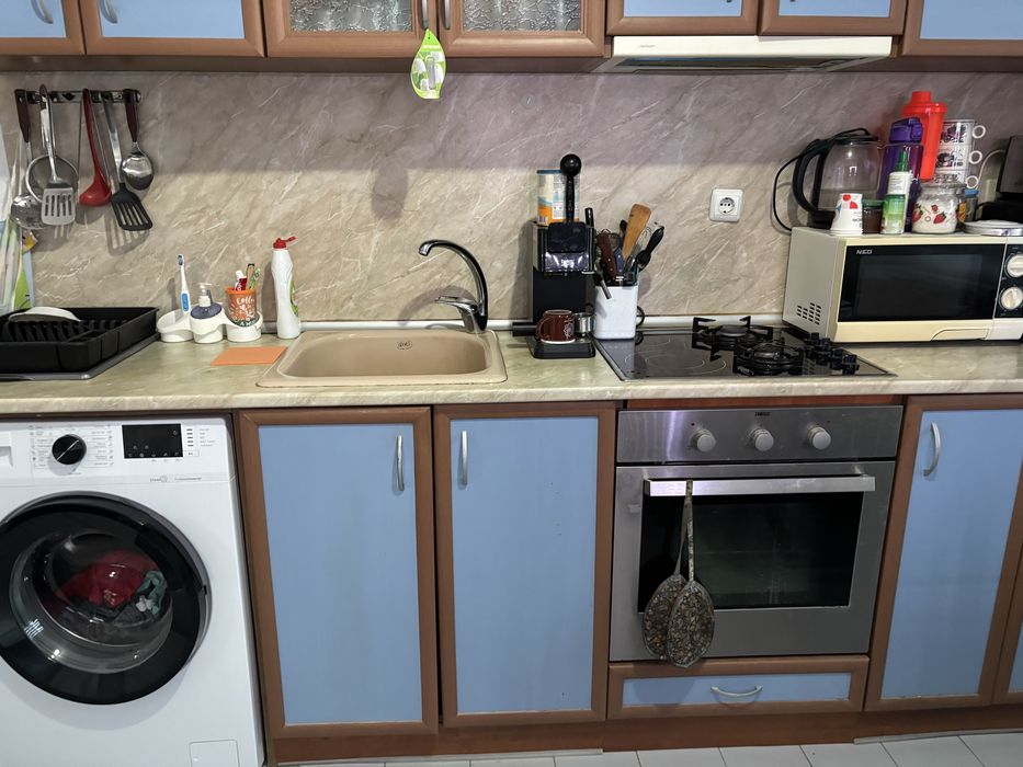Продавам кухня в светло синьо и кафяво