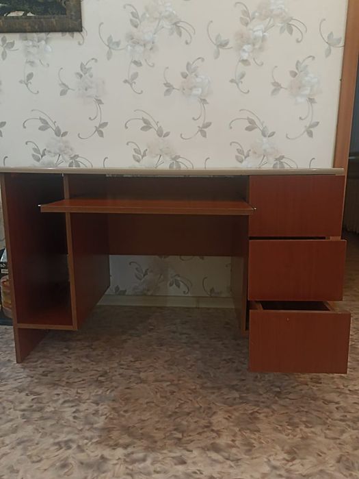 Продается письменный стол