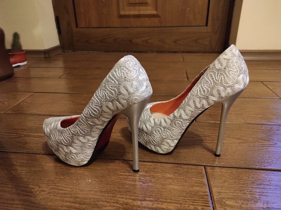 Обувки на висок ток