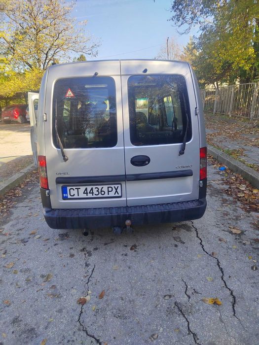 Продавам Опел комбо пънническо