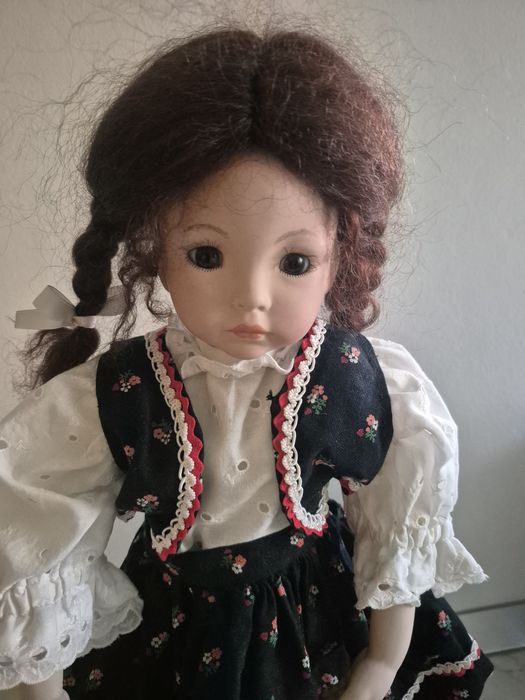 Papusa de portelan semnata Dianna Effner