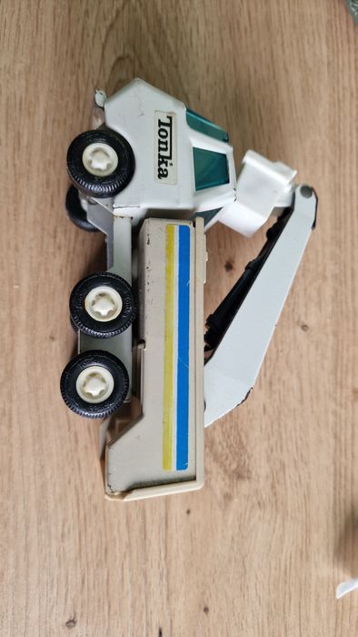 Mașinuța Tonka..