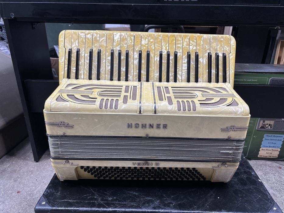 Acordeon Hohner Verdi 3 cu 120 de basi clapa scurta