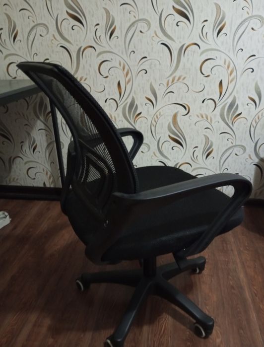 Офисное кресло для работы за компьютером, с рабочим механизмом.