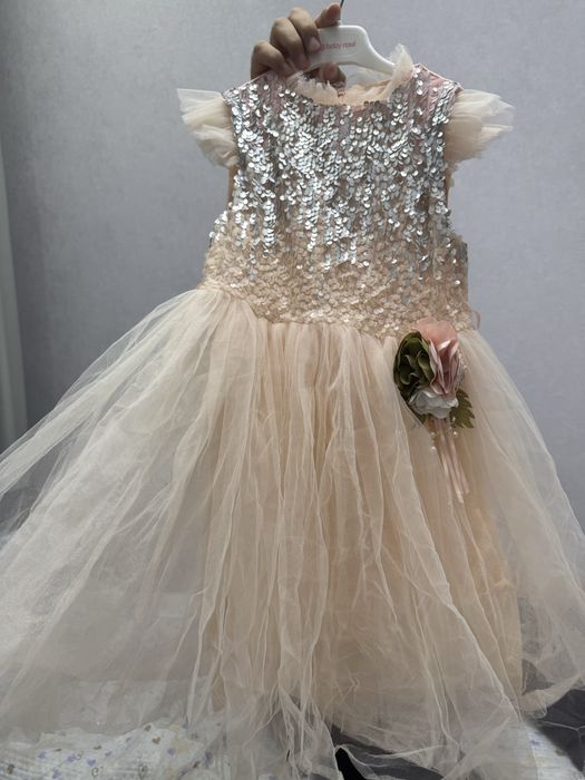 Ақ көйлек сатылады