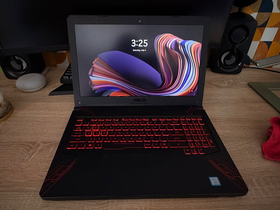 Laptop Asus FX504. Windows 11 PRO, i7-8750H, GTX 1050