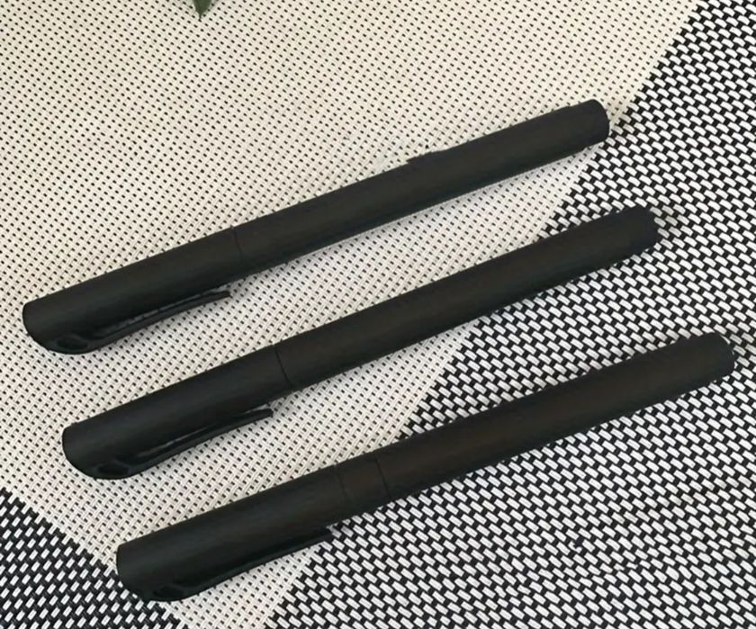 Un Stilou Neașteptat, Cu O Bandă De Hârtie Retractabilă, Penar Integra