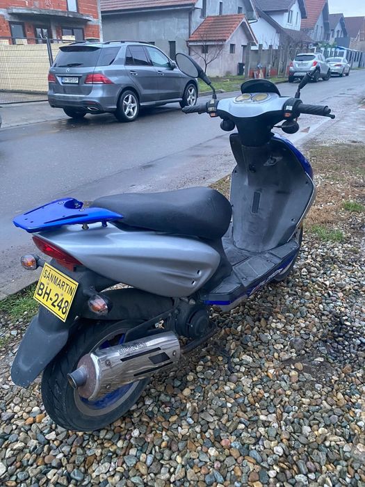 Vând scuter 49 în  doi timpi cu carte Rar si talon