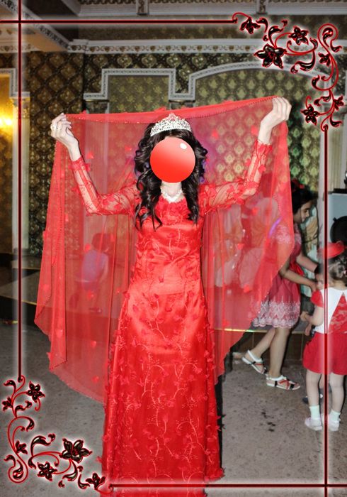 Qizil vecherniy koylak