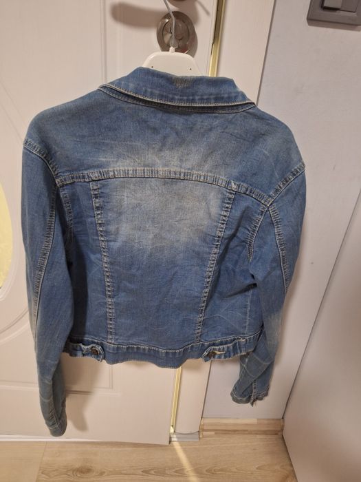 Дамско късо дънково яке 
Размер М
10лв