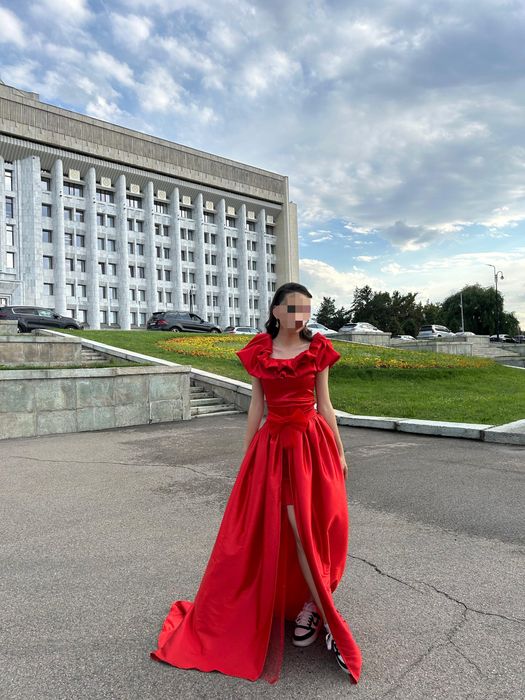 Вечернее платье из атласа.