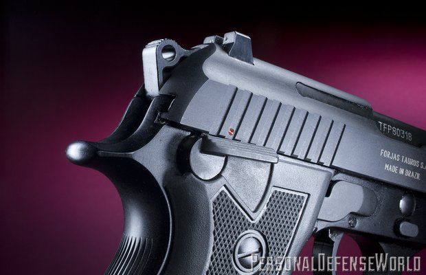 Pistol Airsoft FULL METAL KIT. AUTO BERETTA APX 5,6 Jouli+5 capsuleCO2