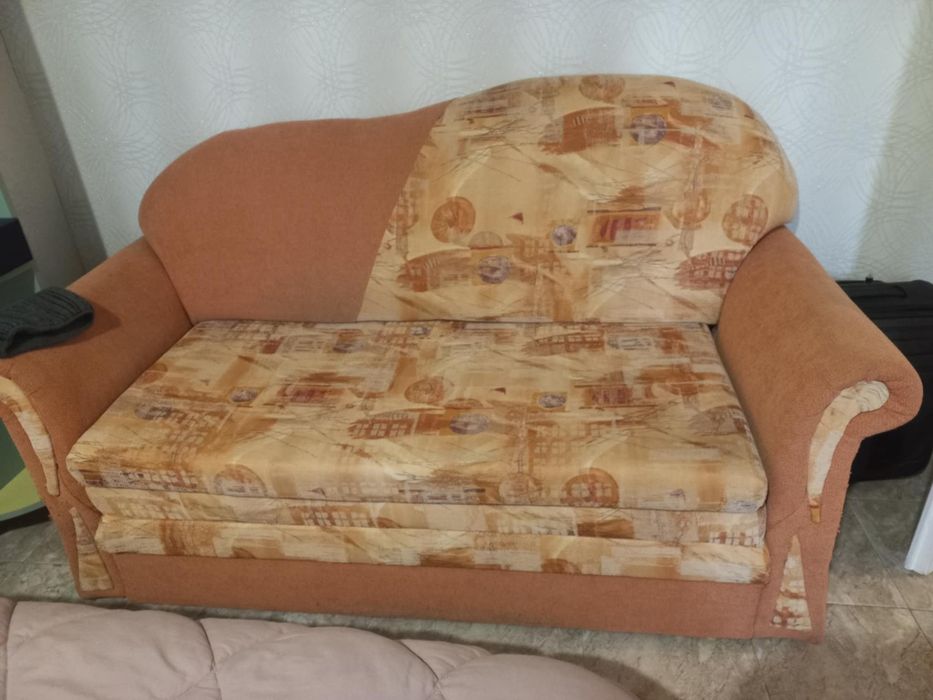 Двуместен диван в оранжева гама