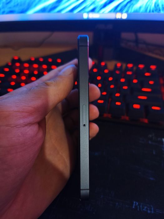 Vând iPhone 5 black