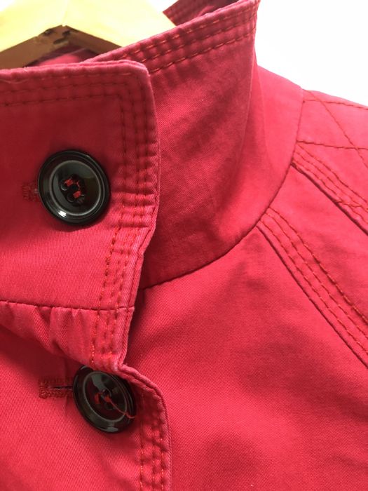 Тренч в малиново червено