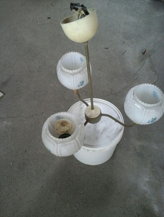 Продам потолочную люстру