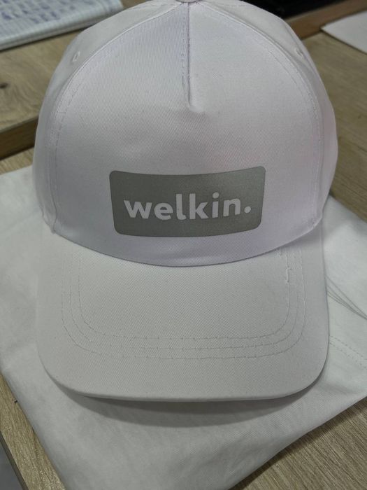 Белые, стильные кепки "Midea" ,"Welkin" в минималистическом стиле.