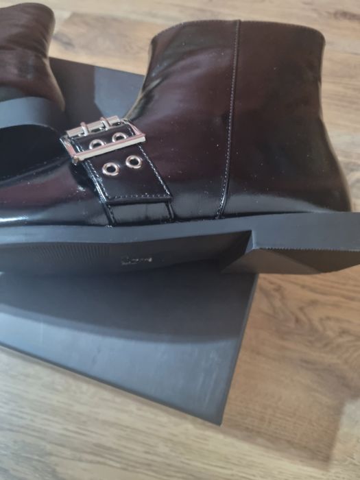 Боти с лаково покритие