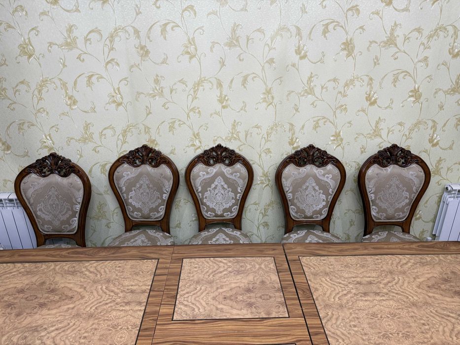 Стол и стулья для гостевой комнаты из Дубая (чистое дерево)