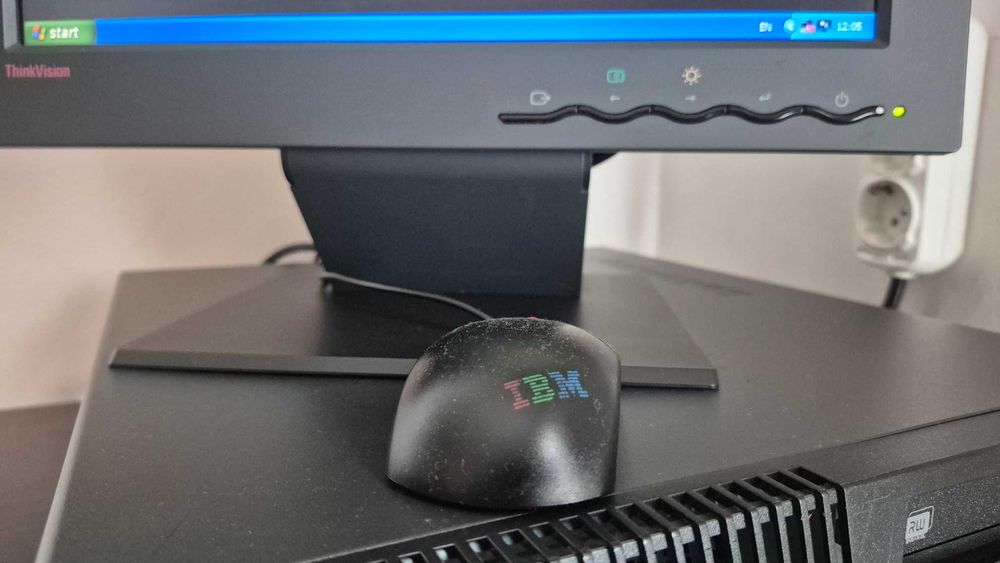 Sistem retro IBM/Lenovo cu XP