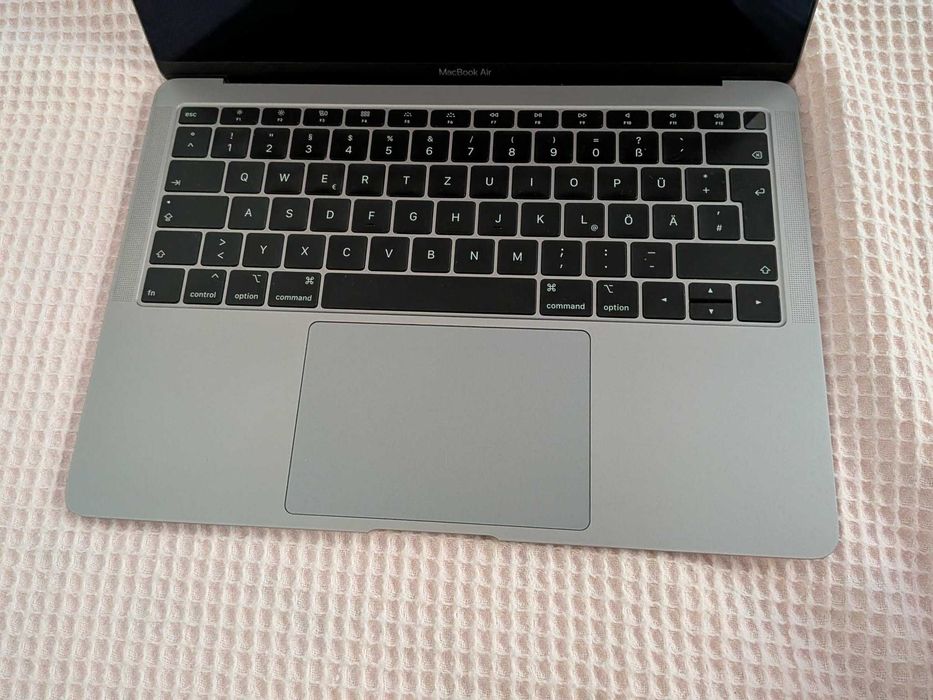 MacBook Air 13" 2019 8GB Core i5 Space Grey + калъф Case Logic