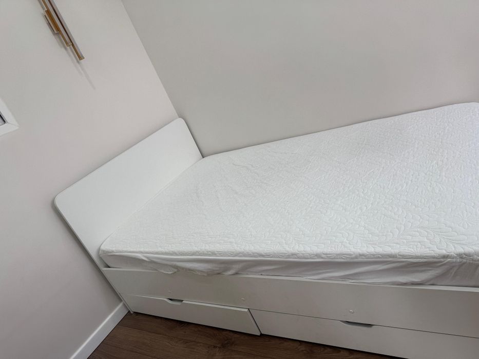 Продам кровать красивую с матрасом