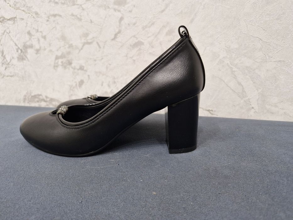 Продам кожаные туфли 35 размер новые