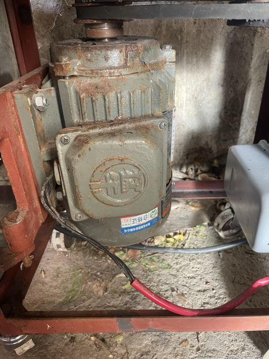 Продается еэлетродвигатель трехфазный