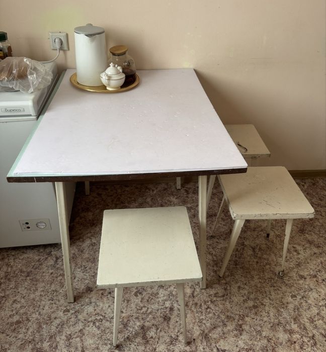 Стол    стулья .